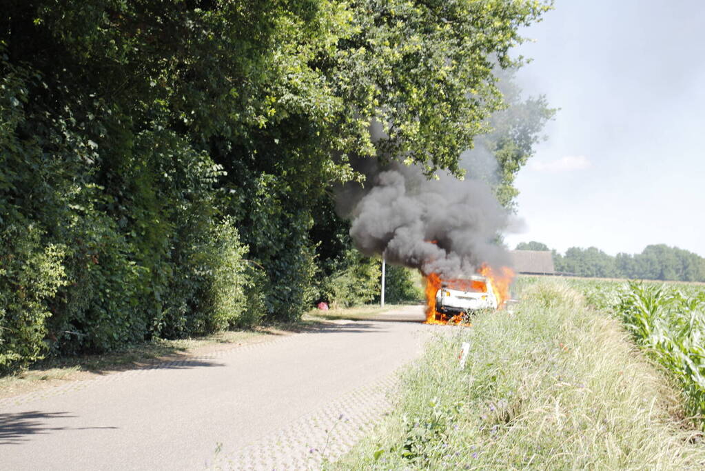 Auto verwoest door uitslaande brand