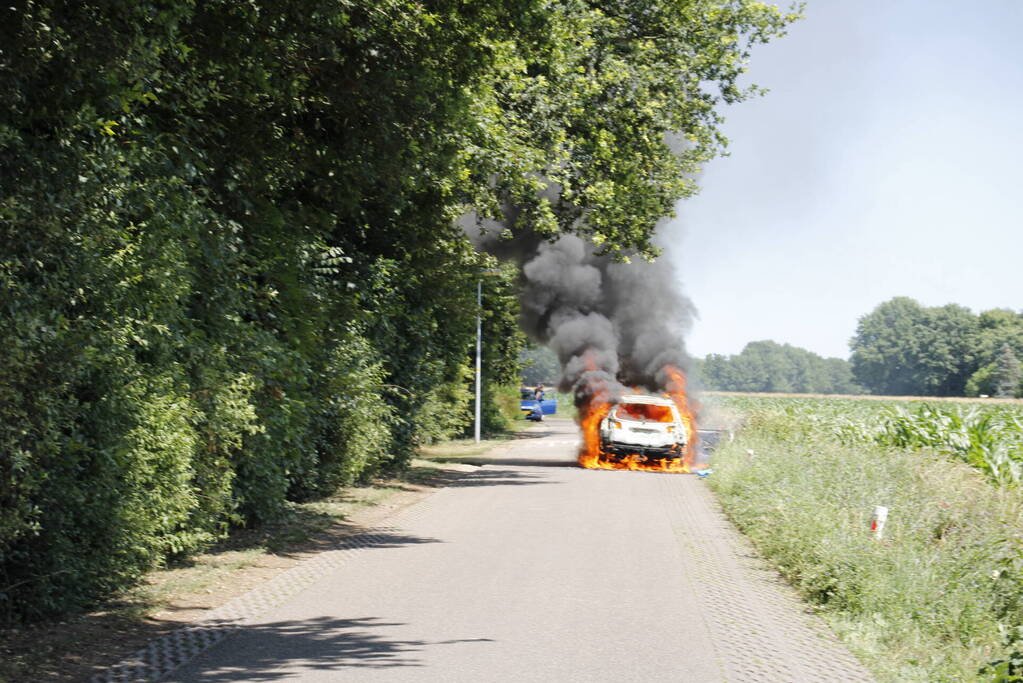 Auto verwoest door uitslaande brand