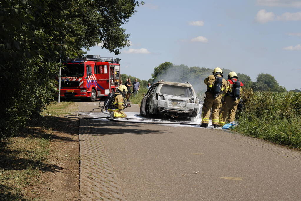 Auto verwoest door uitslaande brand