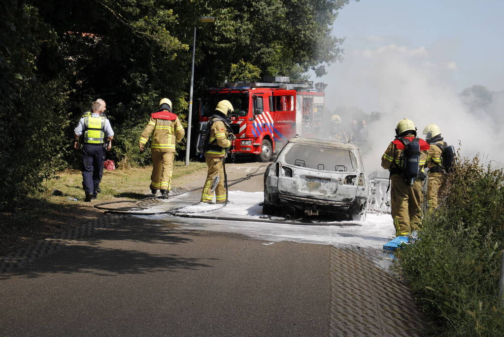Auto verwoest door uitslaande brand