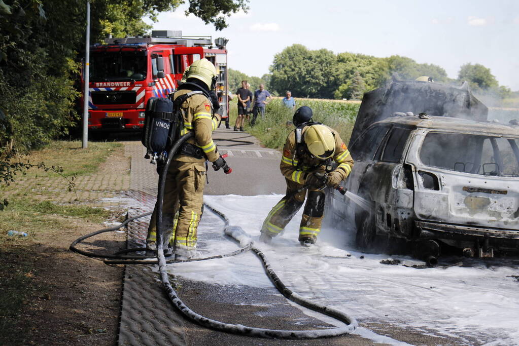 Auto verwoest door uitslaande brand