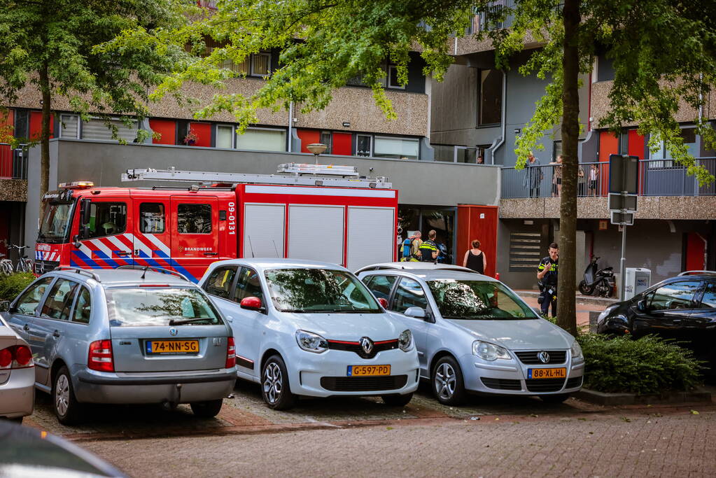 Brandweer doet onderzoek naar gaslucht in flatgebouw