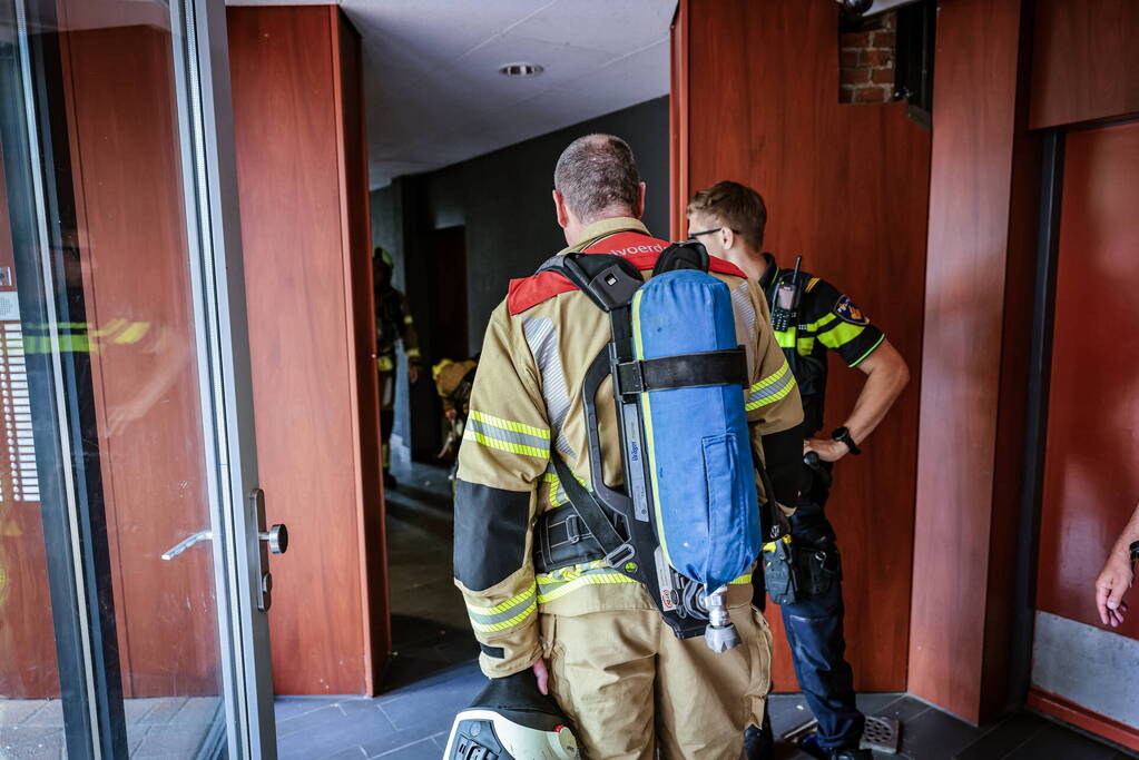 Brandweer doet onderzoek naar gaslucht in flatgebouw
