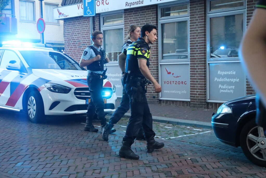 Brandweer forceert deur voor vlam in de pan