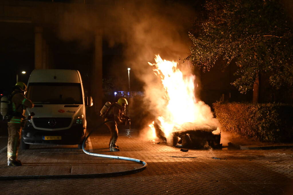 Geparkeerde auto uitgebrand op parkeerplaats