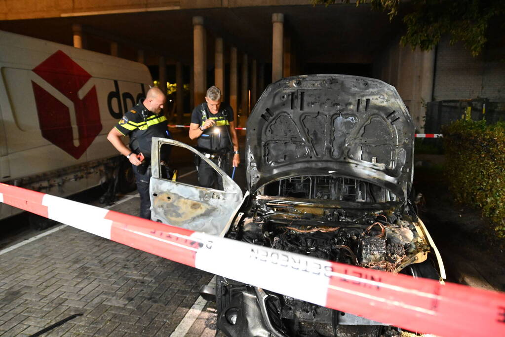 Geparkeerde auto uitgebrand op parkeerplaats