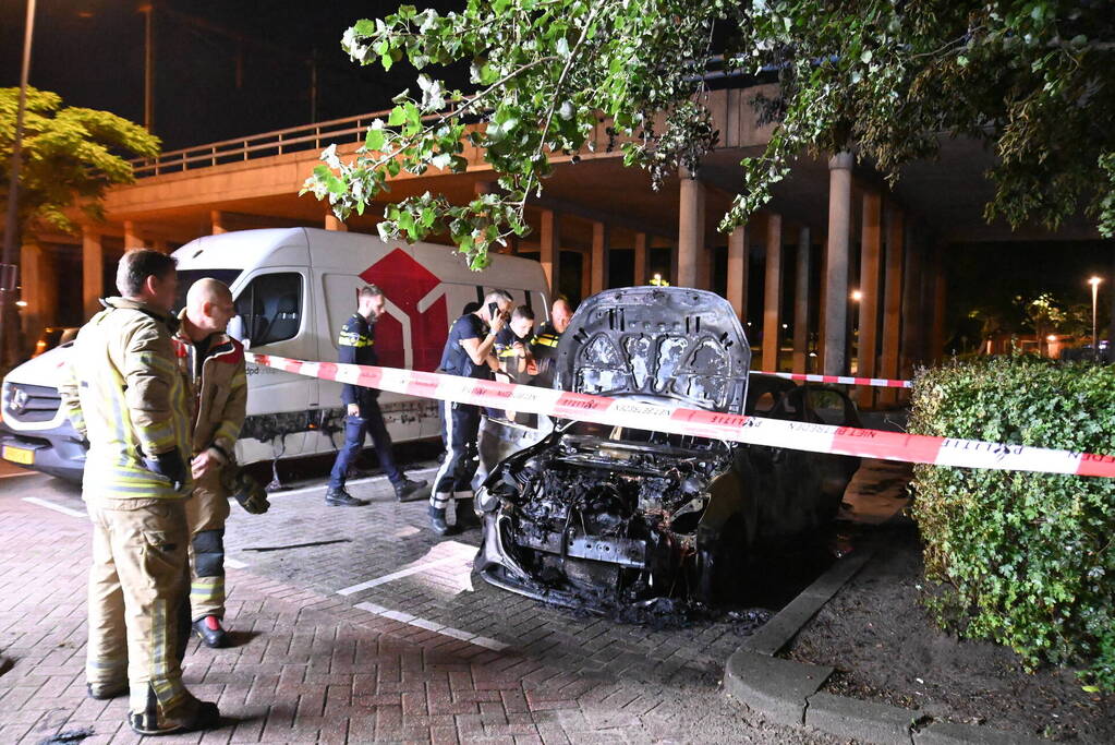 Geparkeerde auto uitgebrand op parkeerplaats