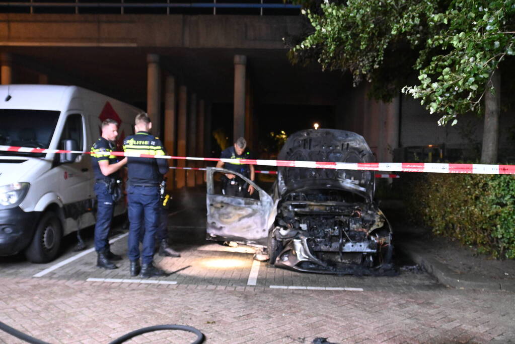 Geparkeerde auto uitgebrand op parkeerplaats