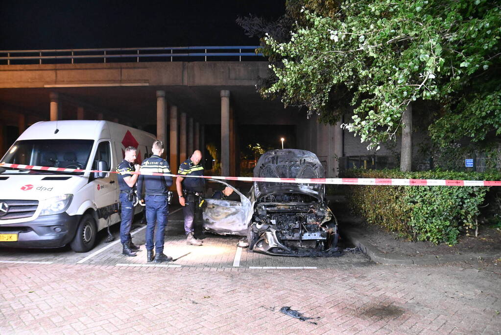 Geparkeerde auto uitgebrand op parkeerplaats
