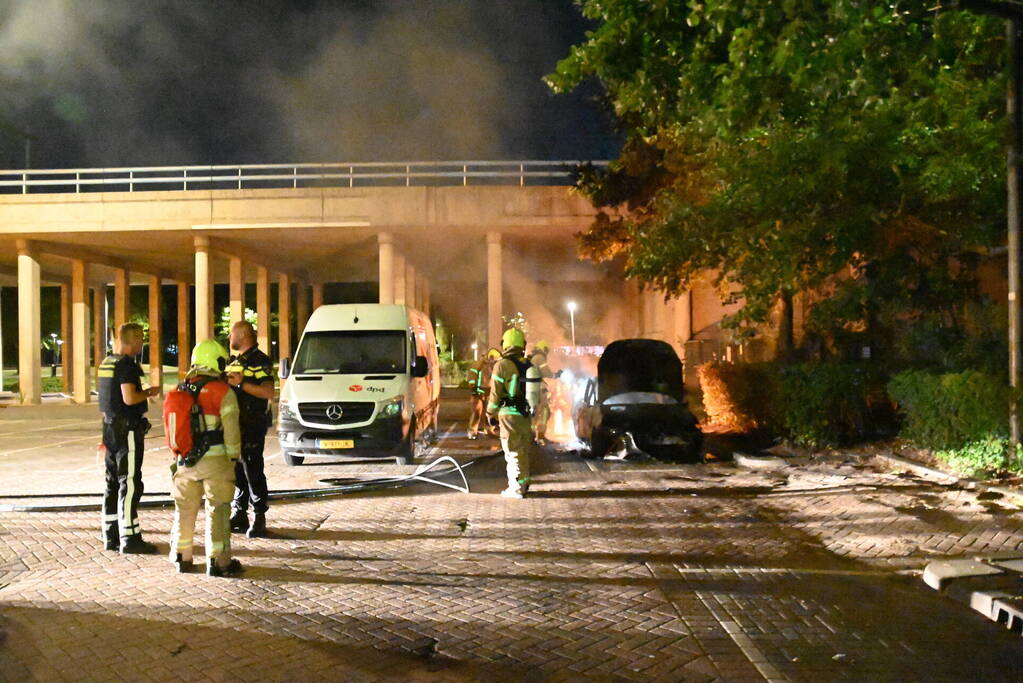Geparkeerde auto uitgebrand op parkeerplaats