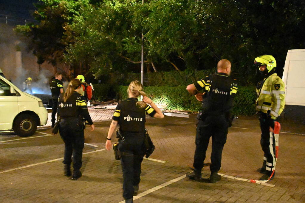 Geparkeerde auto uitgebrand op parkeerplaats