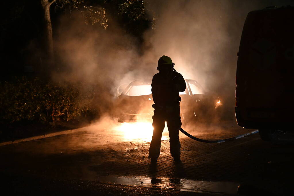 Geparkeerde auto uitgebrand op parkeerplaats