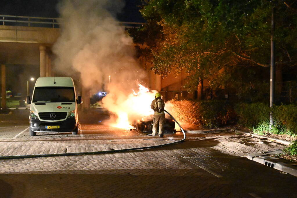 Geparkeerde auto uitgebrand op parkeerplaats