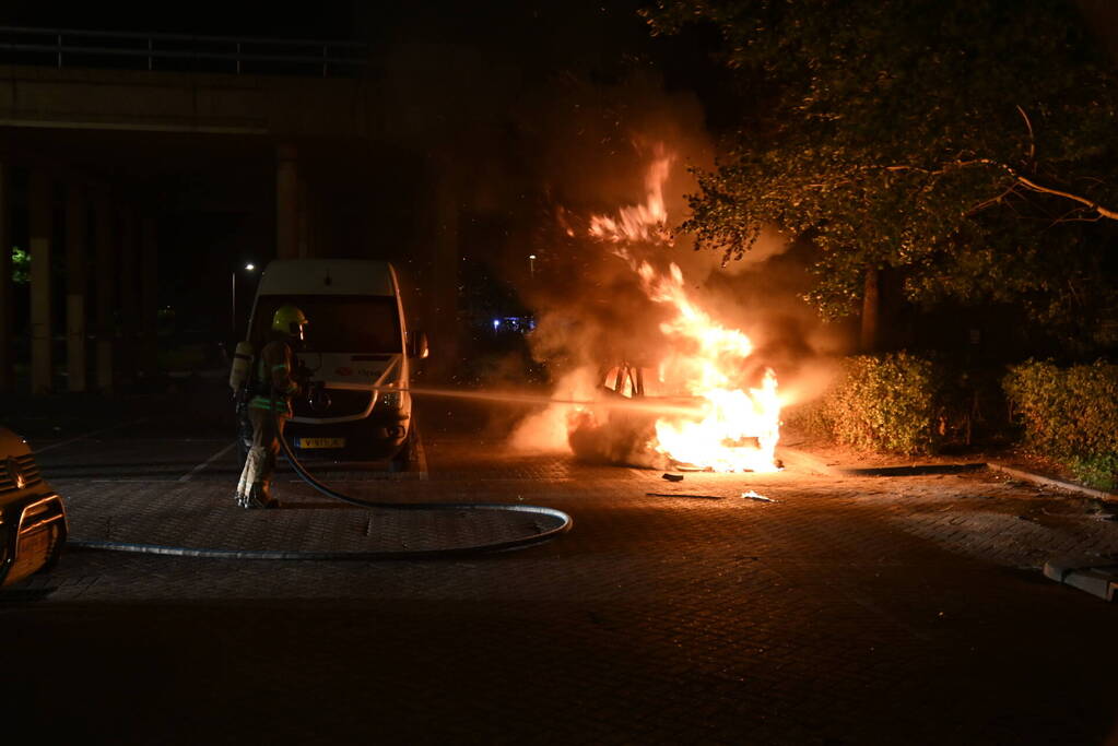 Geparkeerde auto uitgebrand op parkeerplaats