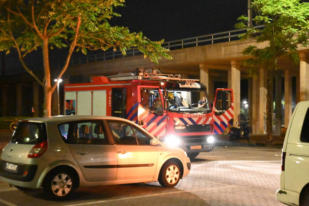 Geparkeerde auto uitgebrand op parkeerplaats