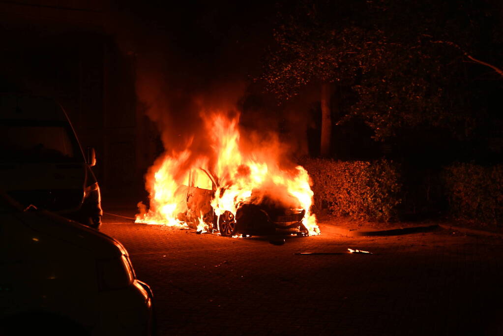Geparkeerde auto uitgebrand op parkeerplaats
