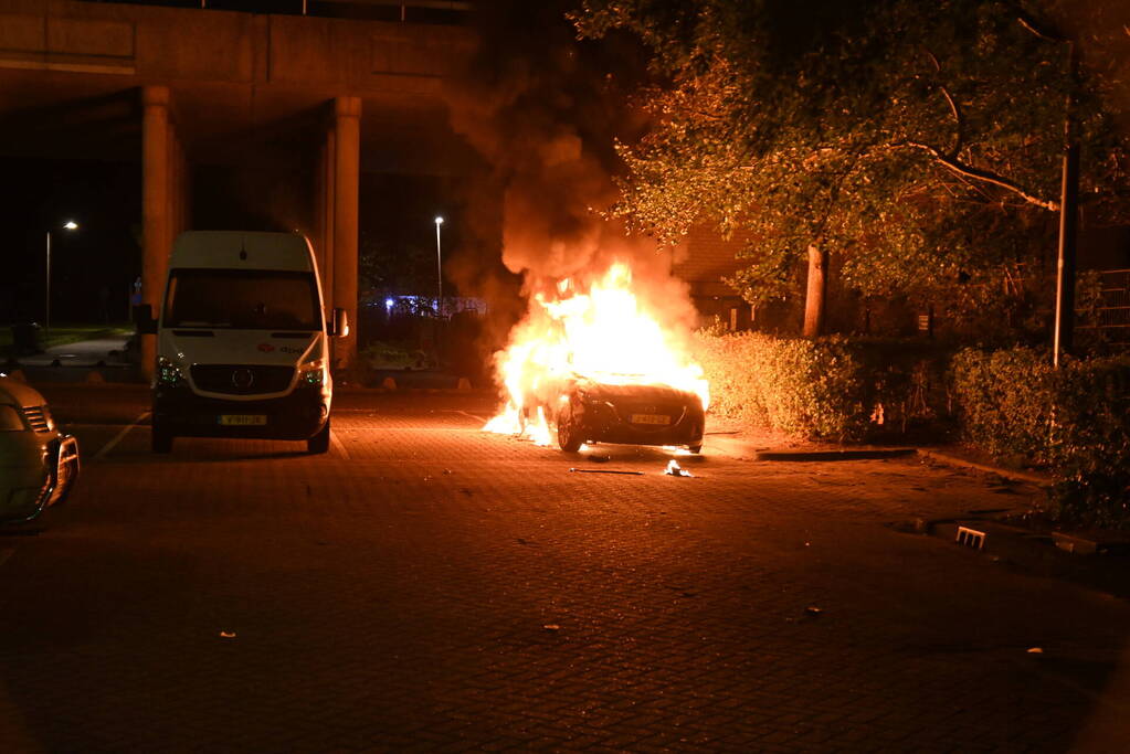 Geparkeerde auto uitgebrand op parkeerplaats