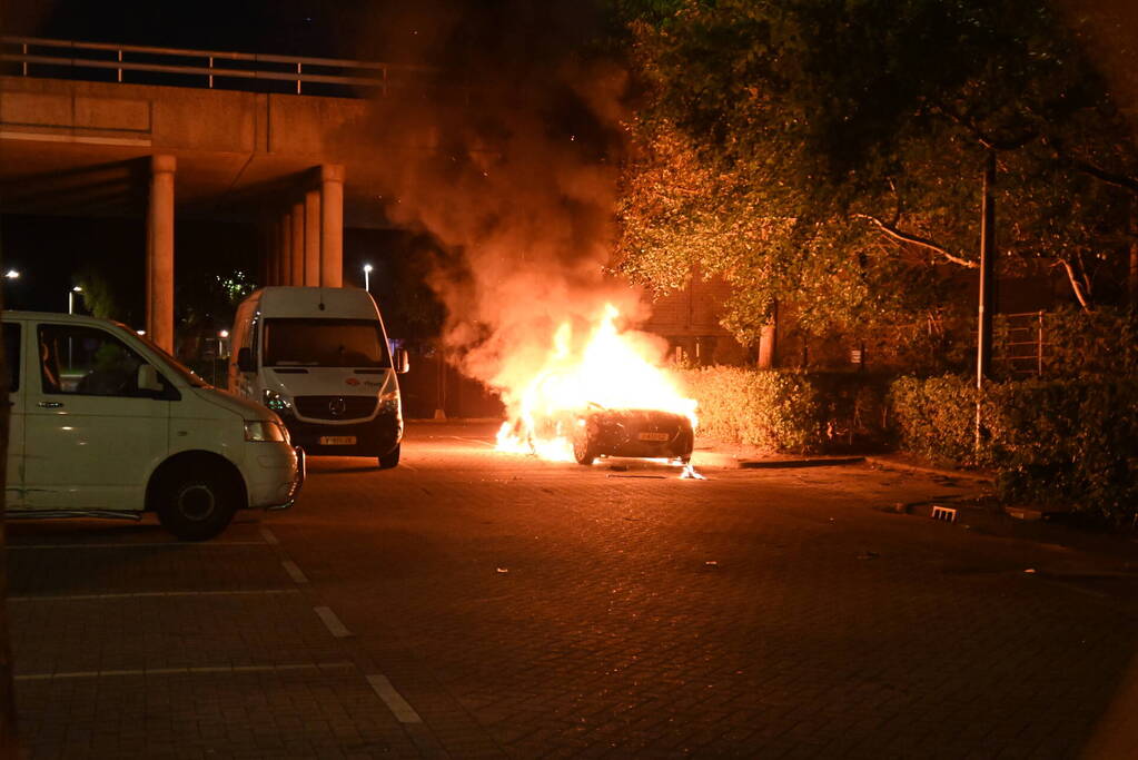 Geparkeerde auto uitgebrand op parkeerplaats
