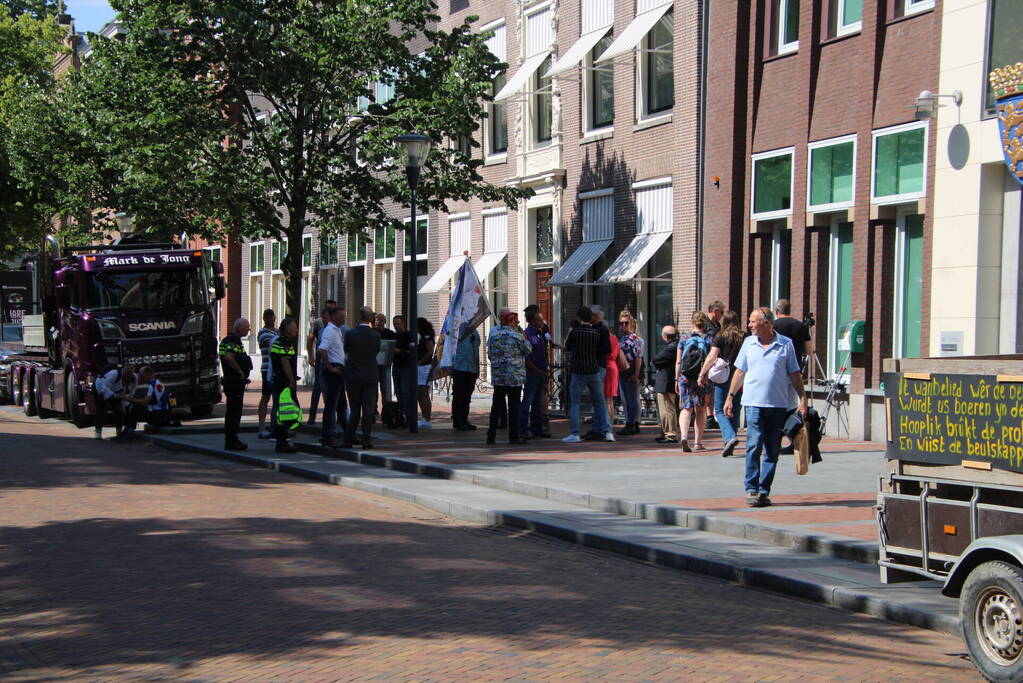 Boeren voeren actie bij Provinciehuis