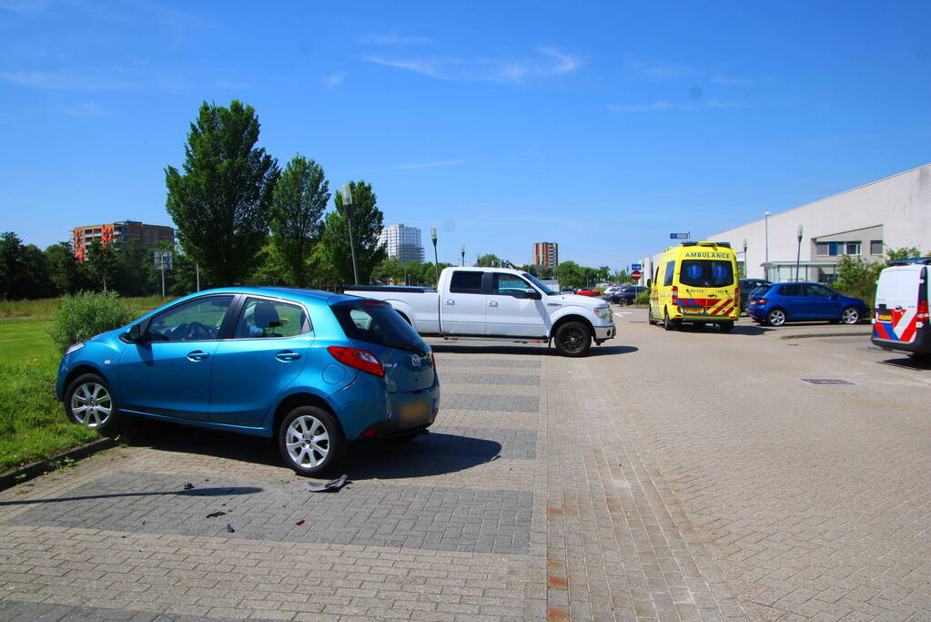 Bestuurder ramt meerdere geparkeerde auto's bij MCL ziekenhuis