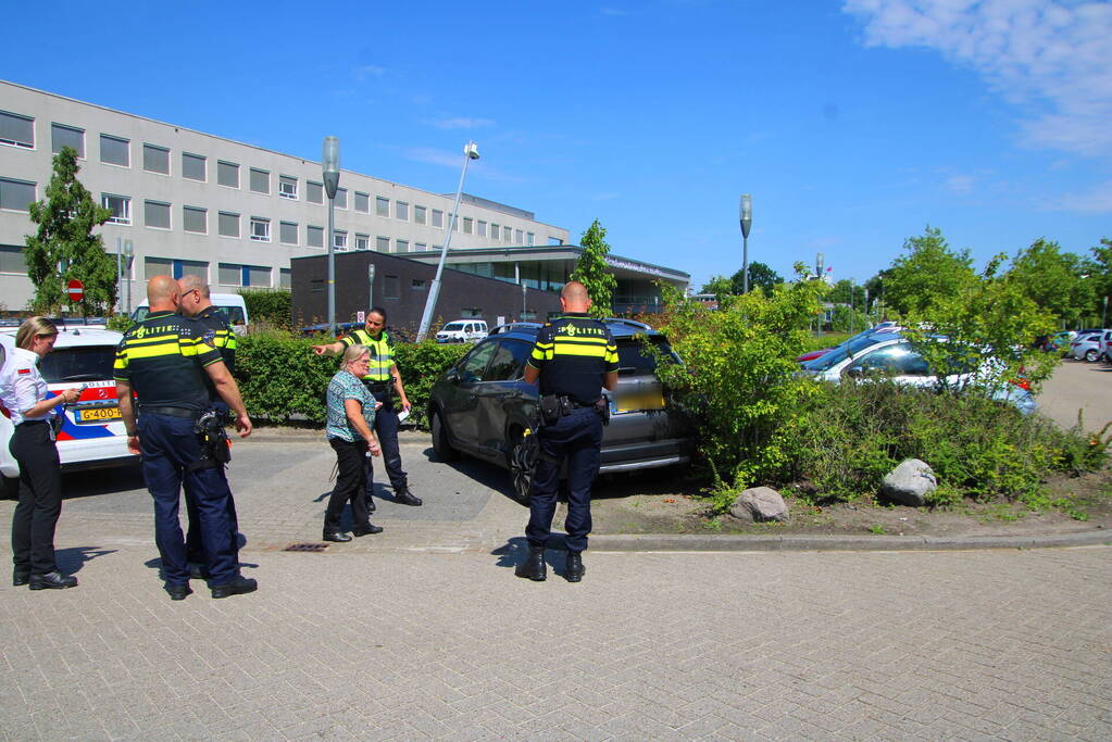 Bestuurder ramt meerdere geparkeerde auto's bij MCL ziekenhuis