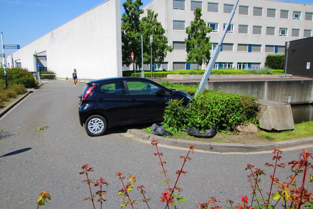 Bestuurder ramt meerdere geparkeerde auto's bij MCL ziekenhuis