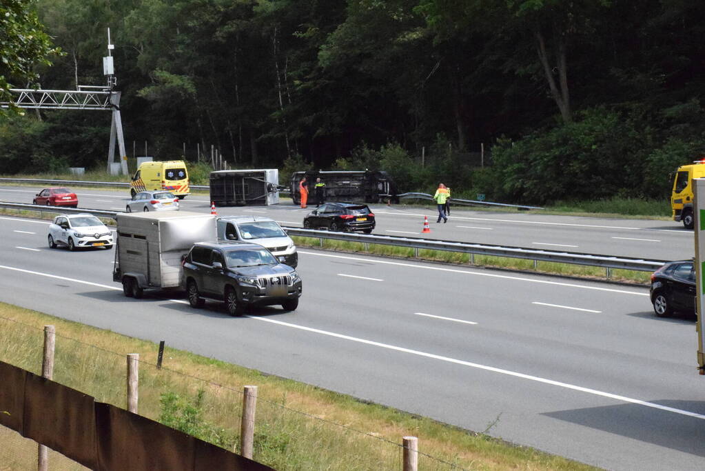 Bestelbus met aanhanger gekanteld