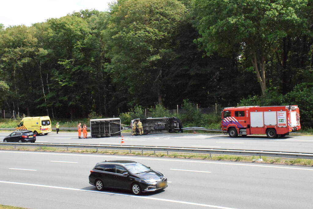 Bestelbus met aanhanger gekanteld