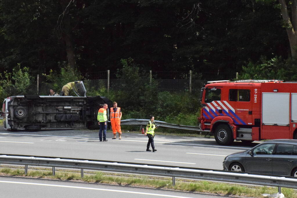 Bestelbus met aanhanger gekanteld