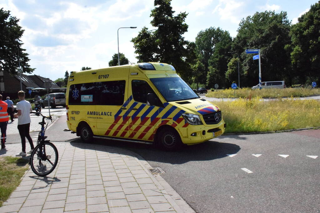 Scooterrijder aangereden door bestelbus op rotonde