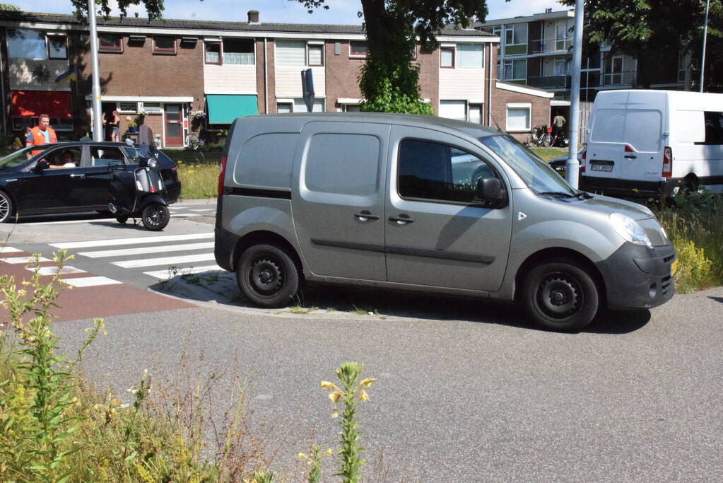 Scooterrijder aangereden door bestelbus op rotonde