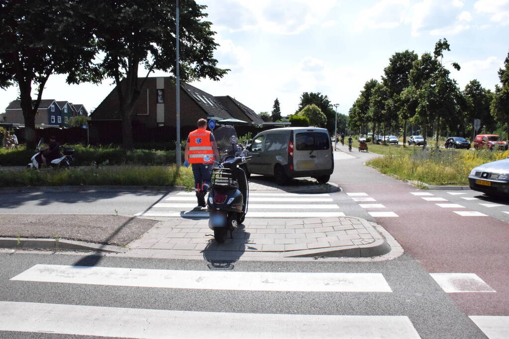 Scooterrijder aangereden door bestelbus op rotonde