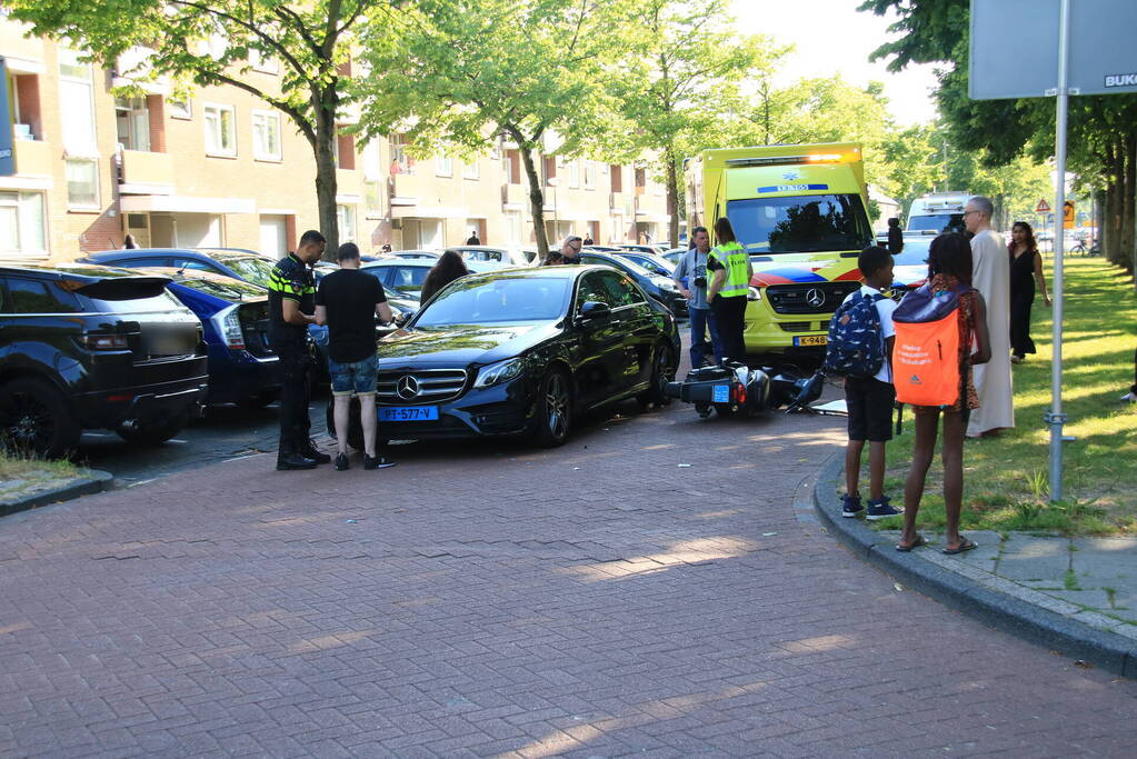 Scooterrijder en taxi betrokken bij botsing