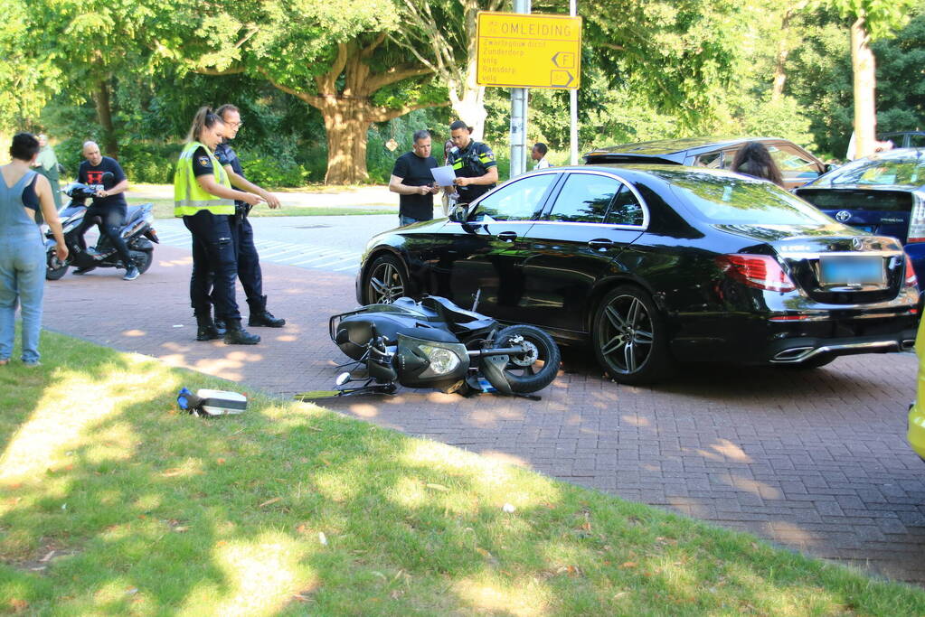 Scooterrijder en taxi betrokken bij botsing