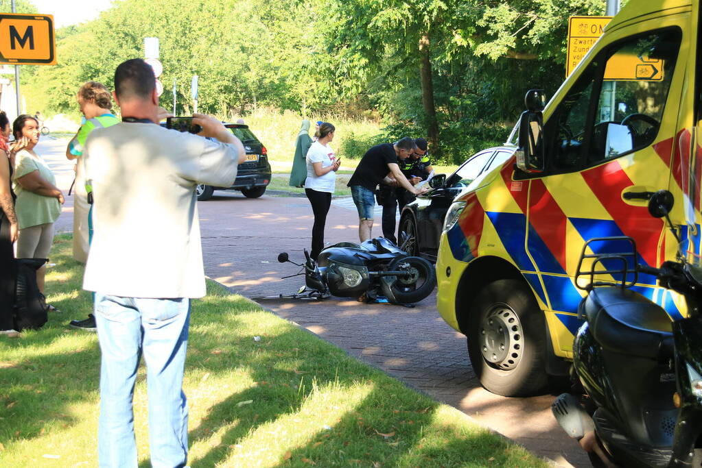 Scooterrijder en taxi betrokken bij botsing