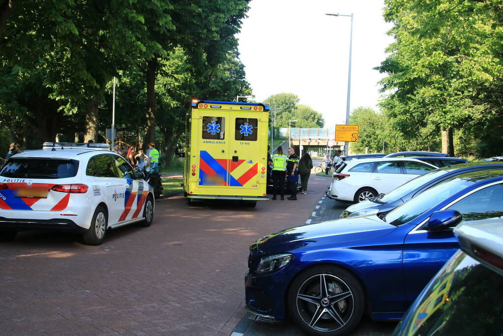 Scooterrijder en taxi betrokken bij botsing