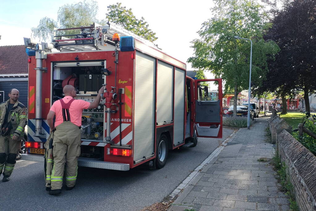 Brandweermannen verwijderen gevaarlijk hangende tak