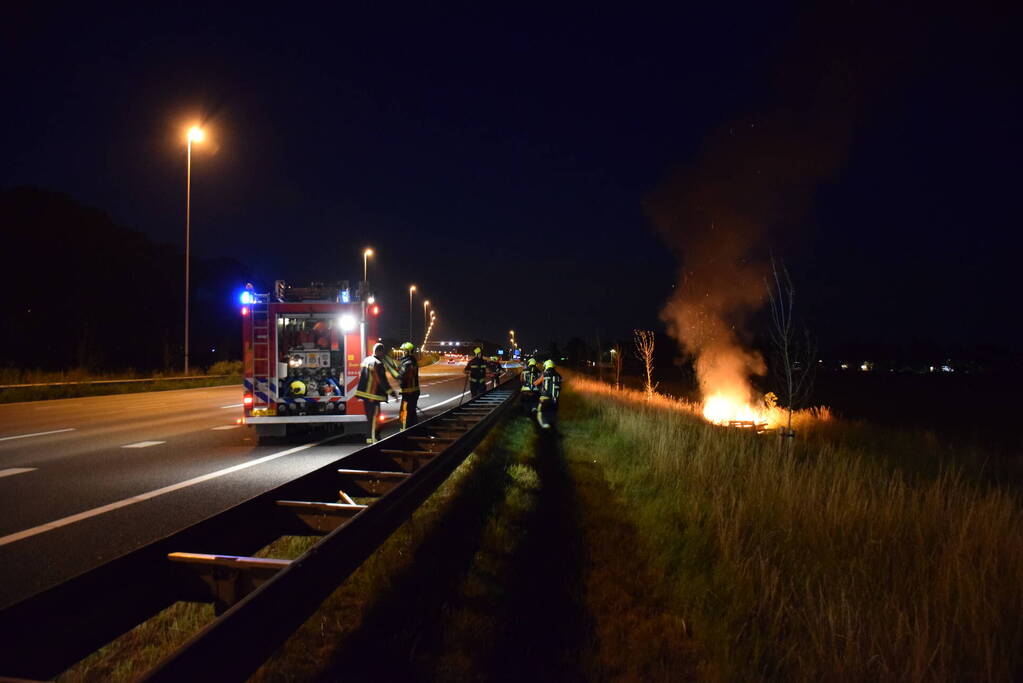 Bermbrand langs de snelweg