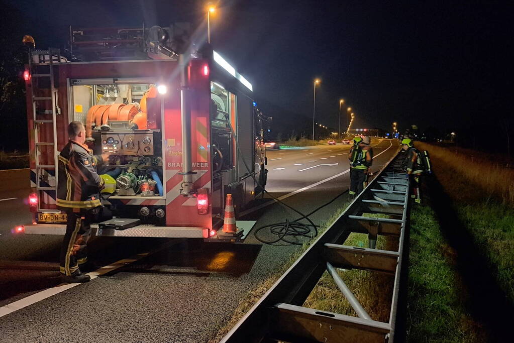 Bermbrand langs de snelweg