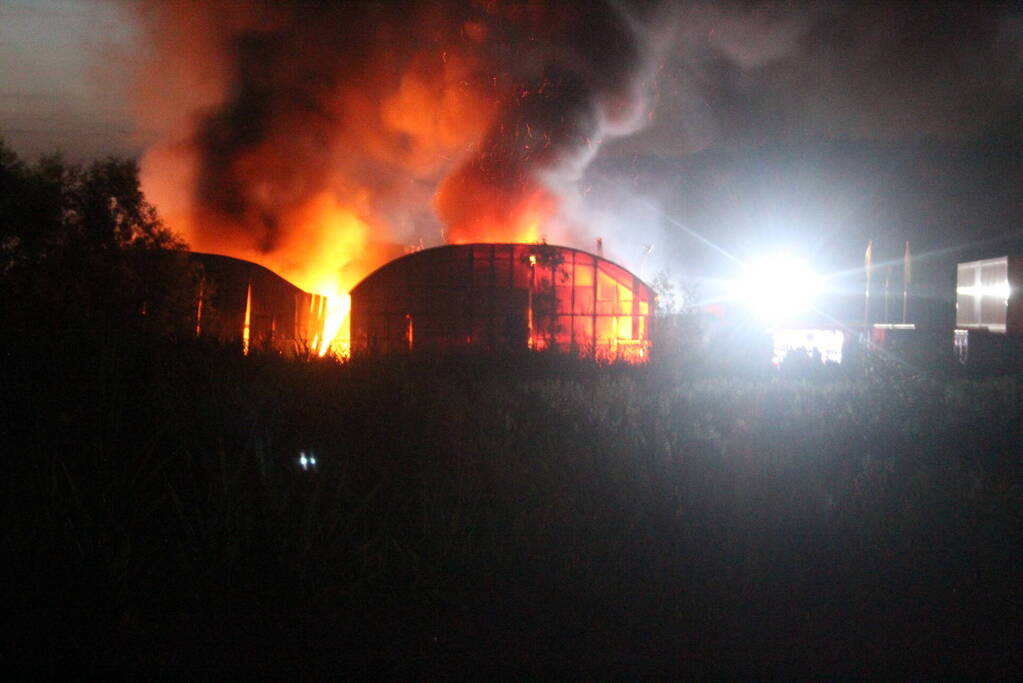 Brand verwoest loodsen van Rijnlandroute