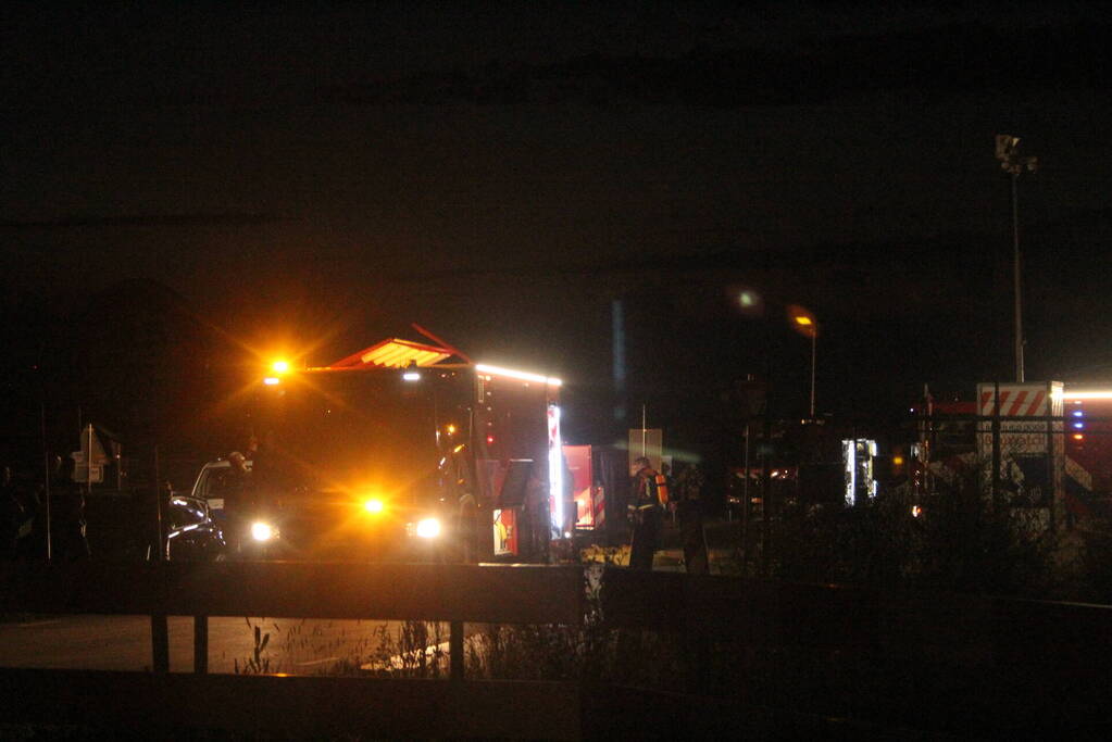 Brand verwoest loodsen van Rijnlandroute