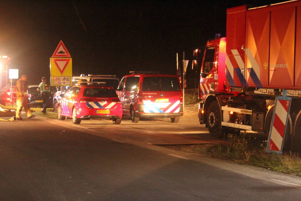 Brand verwoest loodsen van Rijnlandroute