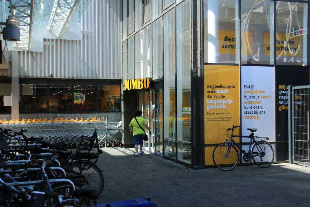 Politie zoekt verdachte van overval op supermarkt in Noord