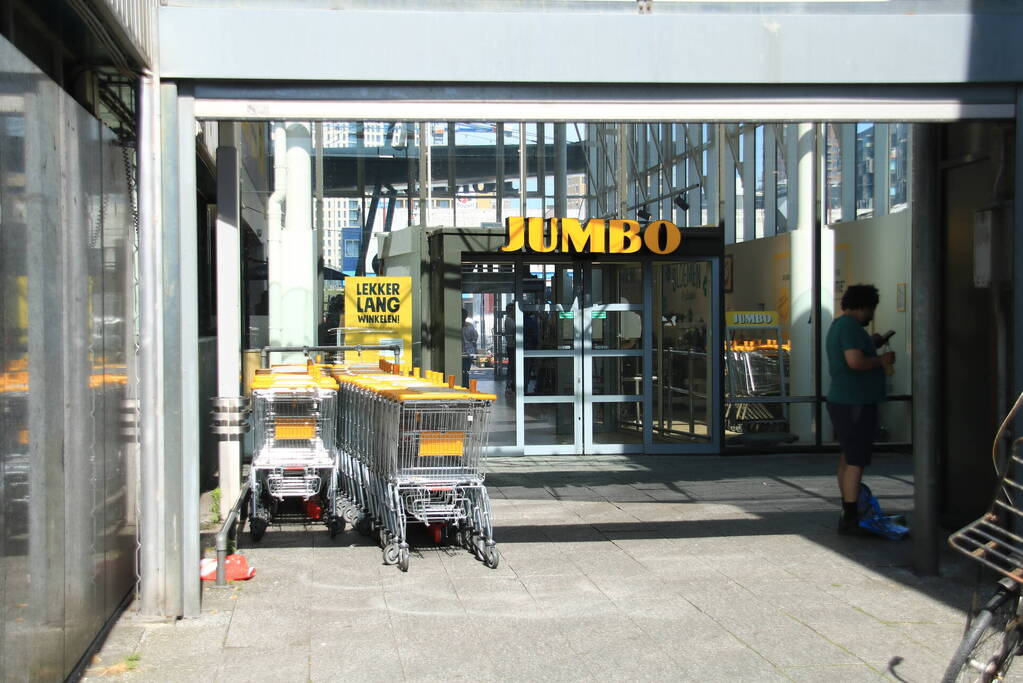 Politie zoekt verdachte van overval op supermarkt in Noord