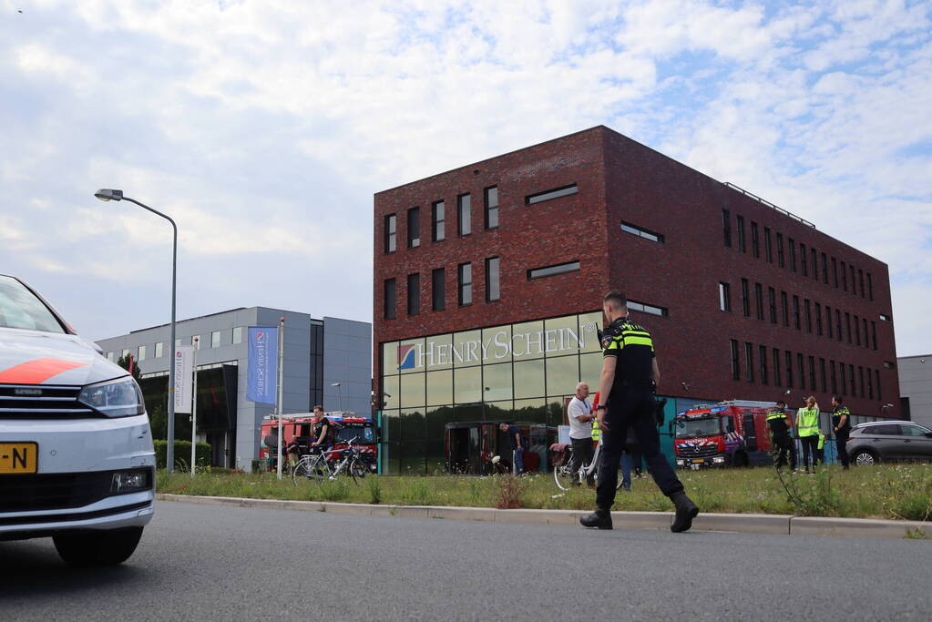 Veel rook uit bedrijfspand na brand