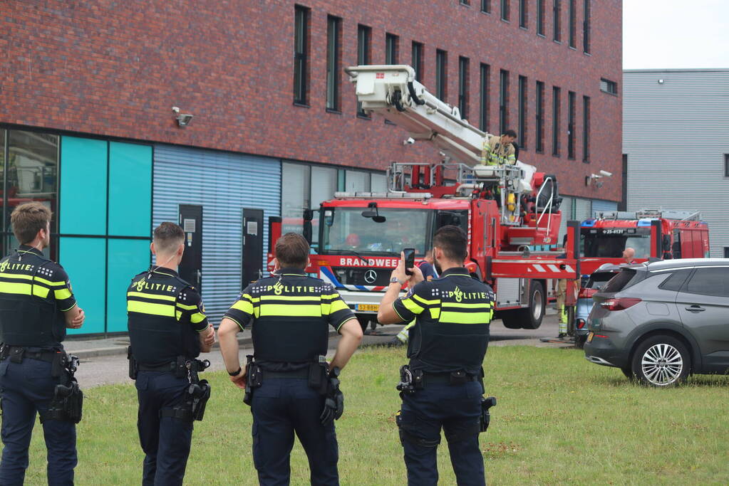 Veel rook uit bedrijfspand na brand