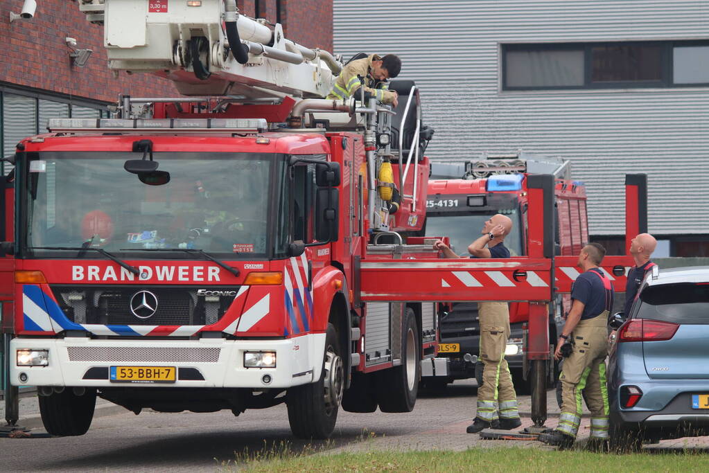 Veel rook uit bedrijfspand na brand