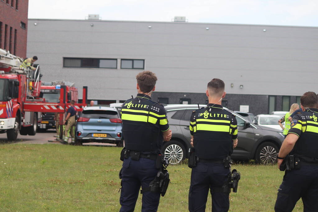 Veel rook uit bedrijfspand na brand