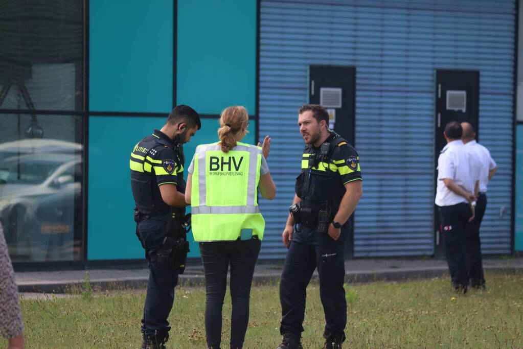 Veel rook uit bedrijfspand na brand