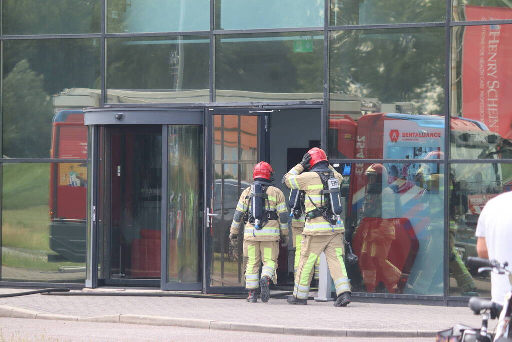 Veel rook uit bedrijfspand na brand